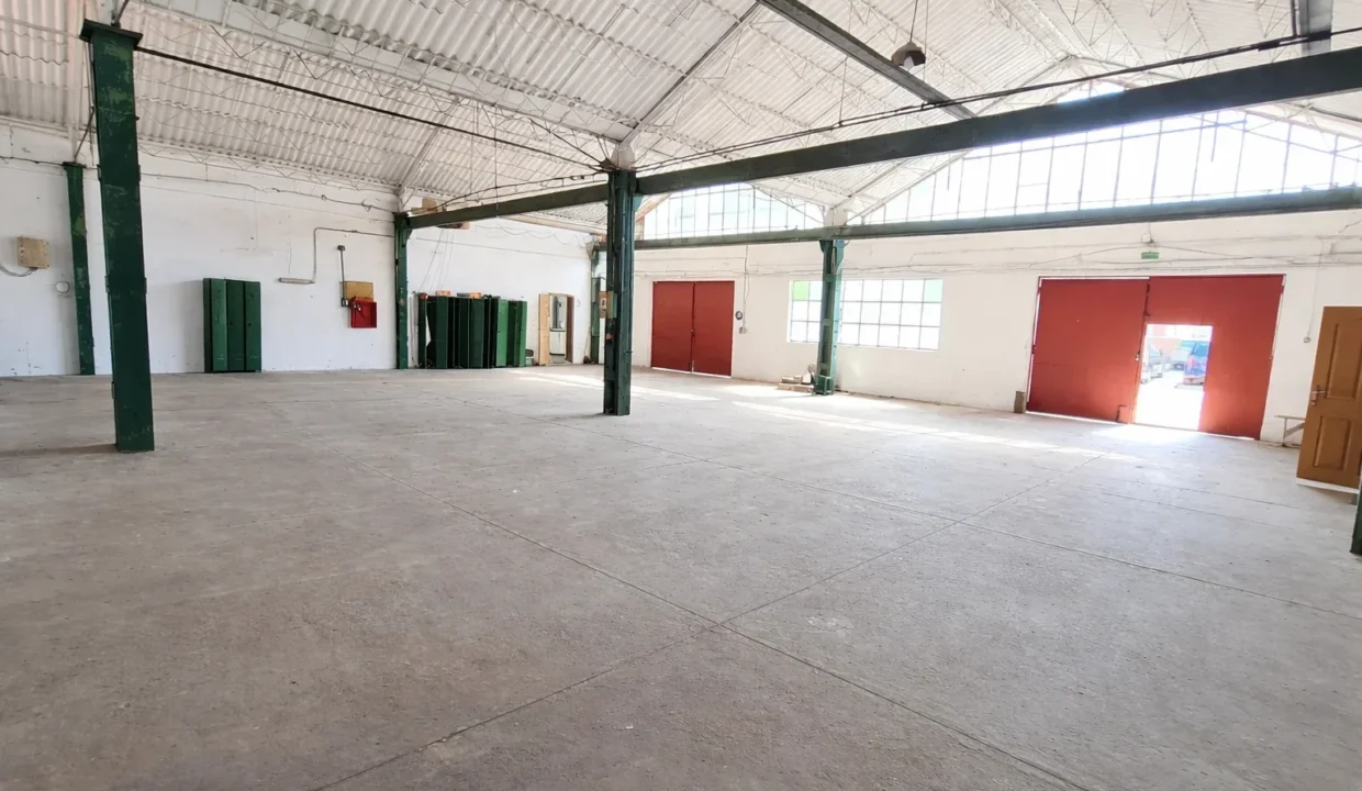 Clean and bright warehouse interior (1)