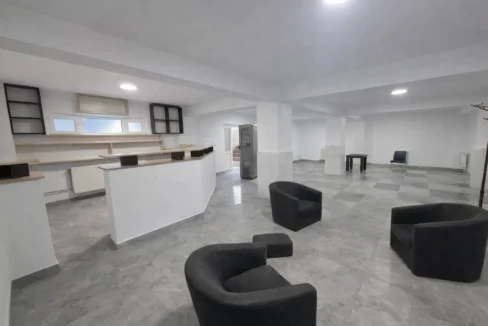 Tidy basement with modern furnishings